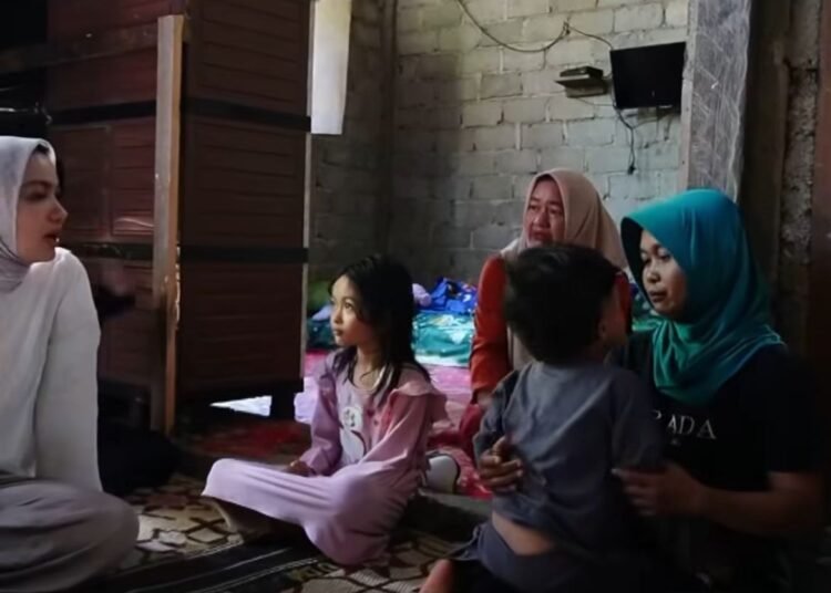 Bupati Dharmasraya, Annisa Suci Ramadhani, saat melakukan peninjauan lapangan di Nagari Gunung Selasih, Kecamatan Pulau Punjung, pada Senin (6/4/2026)