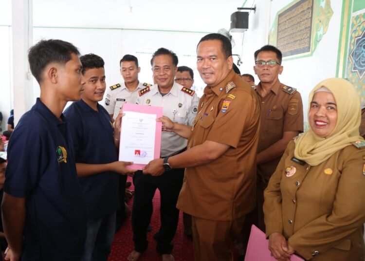 Wali Kota Pariaman, Yota Balad, menyerahkan ijazah Paket A, B, dan C kepada 22 Warga Binaan Pemasyarakatan (WBP) Lapas Kelas II B Pariaman di mushala lapas setempat, Selasa (7/4/2026).