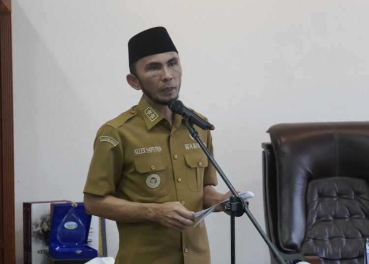 Wakil Wali Kota (Wawako) Padang Panjang, Allex Saputra, melantik lima pejabat struktural dan lima pejabat fungsional, di Balai Kota, Senin (7/4/2026).