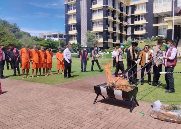 Polda Sumbar memusnahkan barang bukti berupa 9,9 kilogram sabu-sabu dan 110 kilogram ganja hasil pengungkapan kasus sepanjang Maret 2026.