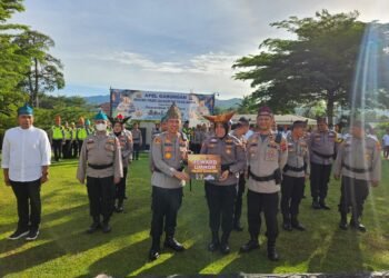 Kapolres Sijunjung Kembali Berikan Hadiah Umrah kepada Personel