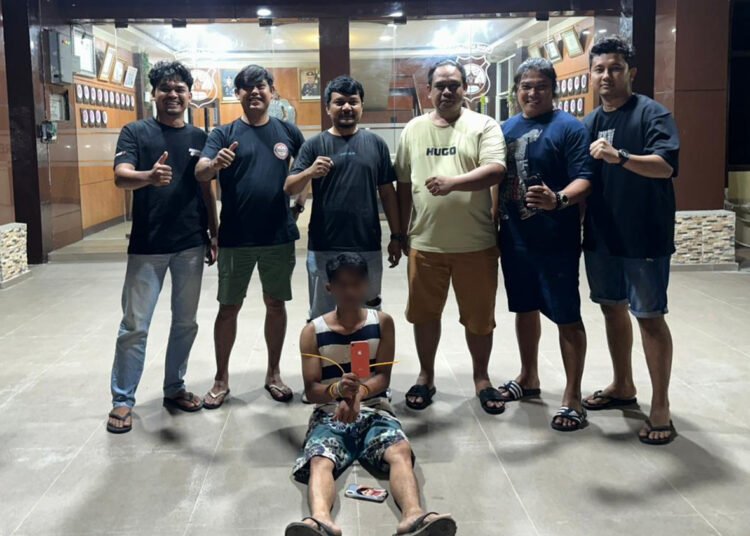 Polisi menangkap seorang pria di sebuah mes pekerja bangunan di kawasan Batang Arau, Padang, pada Senin (6/4/2026) atas dugaan mencuri ponsel dalam taksi daring (online). Foto: Polresta Padang