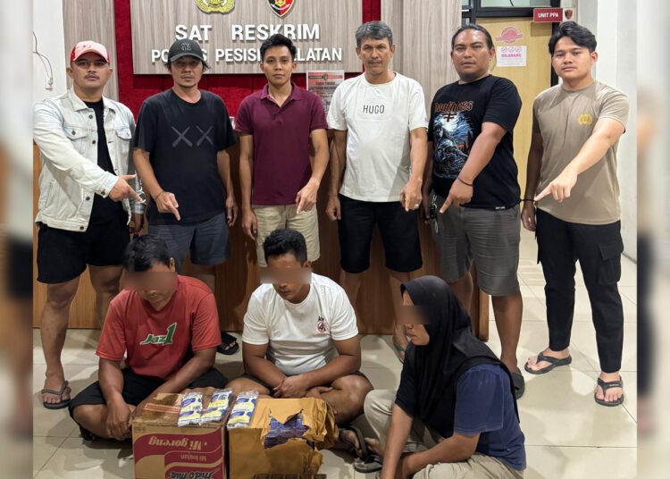 Tiga karyawan ditangkap polisi pada Rabu (8/4/2026) malam karena diduga mencuri rokok 12 slof atau 120 bungkus di Lestari Sago, toko grosir tempat mereka bekerja, Jalan Jenderal Sudirman, Nagari Sago Salido, Kecamatan IV Jurai, Pesisir Selatan. Foto: Polres Pesisir Selatan