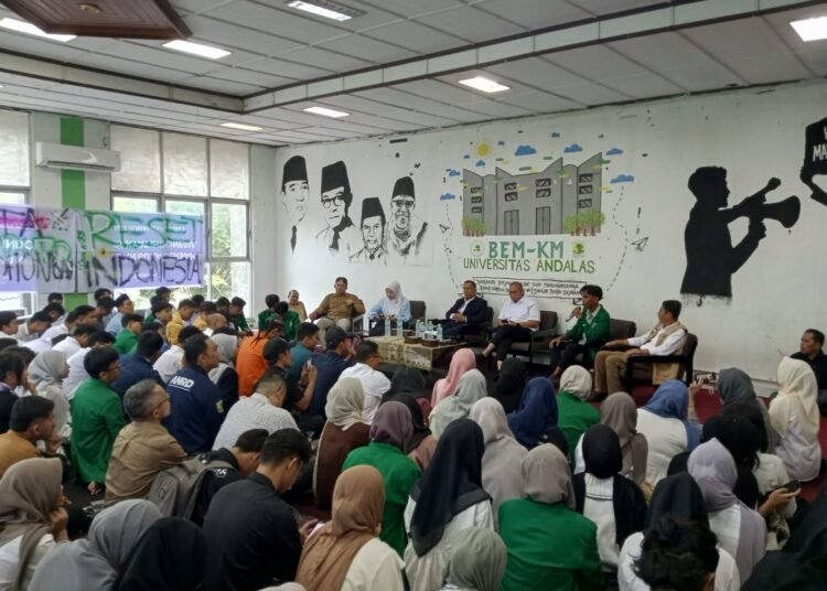 Badan Eksekutif Mahasiswa Keluarga Mahasiswa (BEM KM) Universitas Andalas (Unand) menyoroti implementasi Program Makanan Bergizi Gratis (MBG) dalam diskusi publik yang digelar, Kamis (9/4/2026).