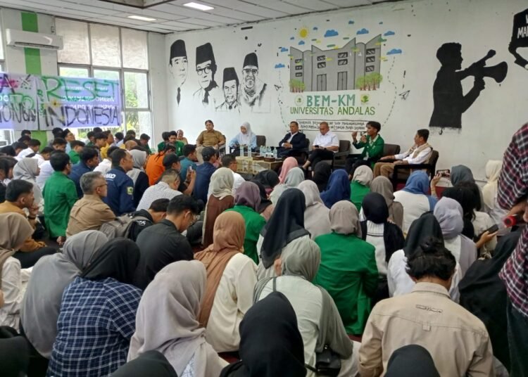 Presiden Mahasiswa Unand, Shabbarin Syakur, menyampaikan lima tuntutan terhadap program Presiden Prabowo Subianto dalam diskusi publik di Gedung PKM Unand, Kamis (9/4/2026).