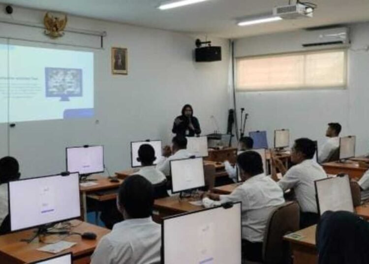 Pemko Payakumbuh melalui Badan Kepegawaian dan Pengembangan Sumber Daya Manusia (BKPSDM) Payakumbuh menggelar ujian dinas dan Ujian Penyesuaian Kenaikan Pangkat (UPKP) bagi 36 aparatur sipil negara (ASN) di lingkungan tersebut dengan metode Computer Assisted Test (CAT).