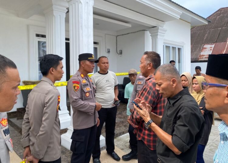 Warga Nagari Campago, Padang Pariaman, digegerkan penemuan pria bernama Candra Frisno (59) yang ditemukan meninggal di dalam rumahnya. Polisi menyebut tidak ada tanda kekerasan dan korban diduga meninggal karena sakit.