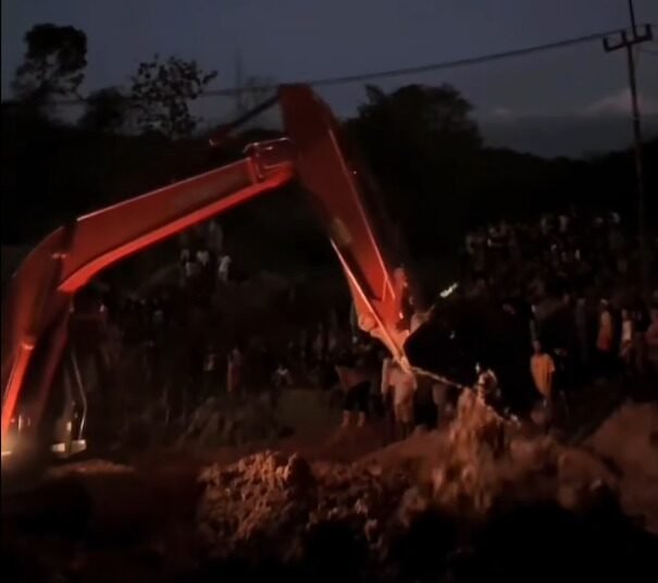 Beredar sebuah video yang menarasikan dua orang ditemukan tewas tertimbun reruntuhan tebing di kawasan Koto Tuo, Sijunjung, pada Kamis (9/4/2026) malam.