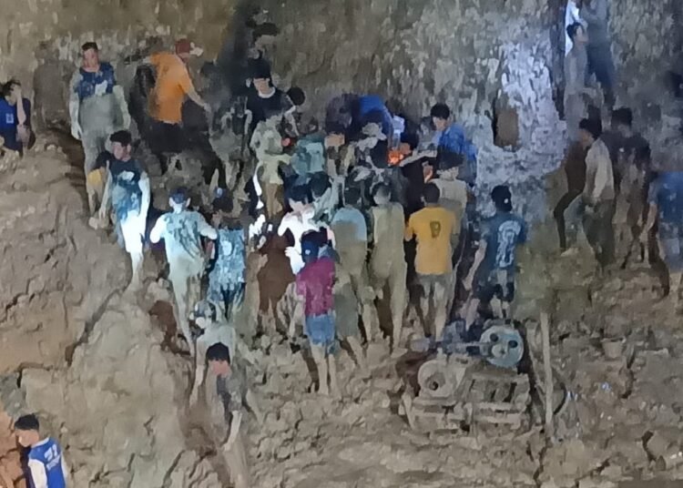 Dua penambang emas di Jorong Lintas Harapan, Nagari Palangki, Kecamatan IV Nagari, Kabupaten Sijunjung, tewas tertimbun longsor pada Kamis (9/4/2026) malam.