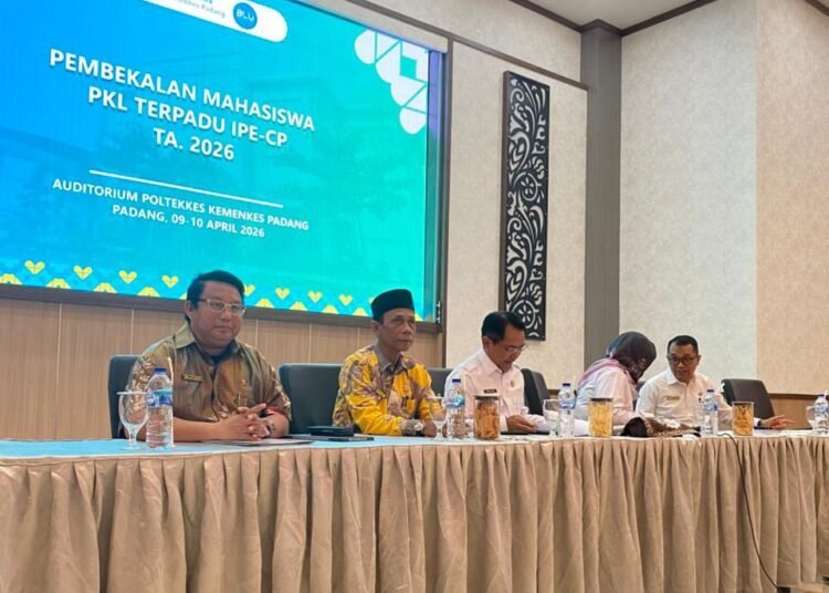 Bupati Padang Pariaman, John Kenedy Azis (JKA), saat menjadi pembicara dalam kegiatan bertajuk Sinergi Pemkab Padang Pariaman dan Poltekkes Kemenkes Padang dalam Mewujudkan Padang Pariaman Maju dan Sejahtera di Auditorium Poltekkes Kemenkes Padang, Kamis (9/4/2026).