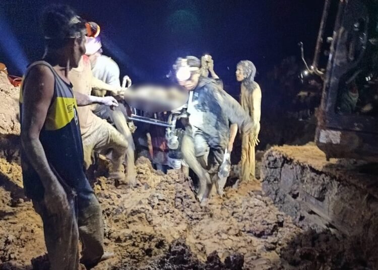 Dua penambang emas di Jorong Lintas Harapan, Nagari Palangki, Kecamatan IV Nagari, Kabupaten Sijunjung, tewas tertimbun longsor pada Kamis (9/4/2026) malam.