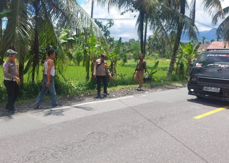 Polisi melakukan olah tempat kejadian perkara kecelakaan di Jalan Raya Padang–Bukittinggi, tepatnya di Pasa Surau, Nagari Guguak, Kecamatan 2x11 Kayutanam, Padang Pariaman, pada Jumat (10/4/2026) siang. Foto: Polres Padang Pariaman