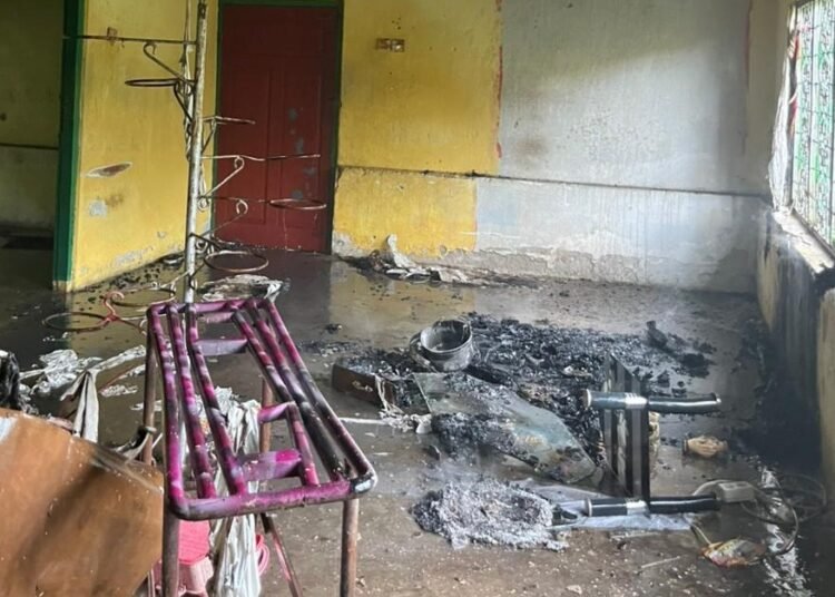 Ruang tamu sebuah rumah terbakar di Muaro Batu Galeh, Jorong IV Surabayo, Nagari Lubuk Basung, Kecamatan Lubuk Basung, Agam, setelah dibakar oleh penghuni rumah pada Jumat (10/4/2026) sore. Foto: Damkar Agam