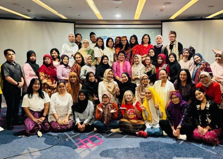 Sebanyak 35 peserta dari berbagai daerah di Indonesia mengikuti Pelatihan Penghapusan Kekerasan Berbasis Gender dengan Perspektif Gender Transformatif yang diselenggarakan oleh Institut KAPAL Perempuan dengan dukungan Plan Indonesia dan European Union. Kegiatan tersebut berlangsung pada 6–10 April 2026 di Aloft Jakarta Wahid Hasyim.