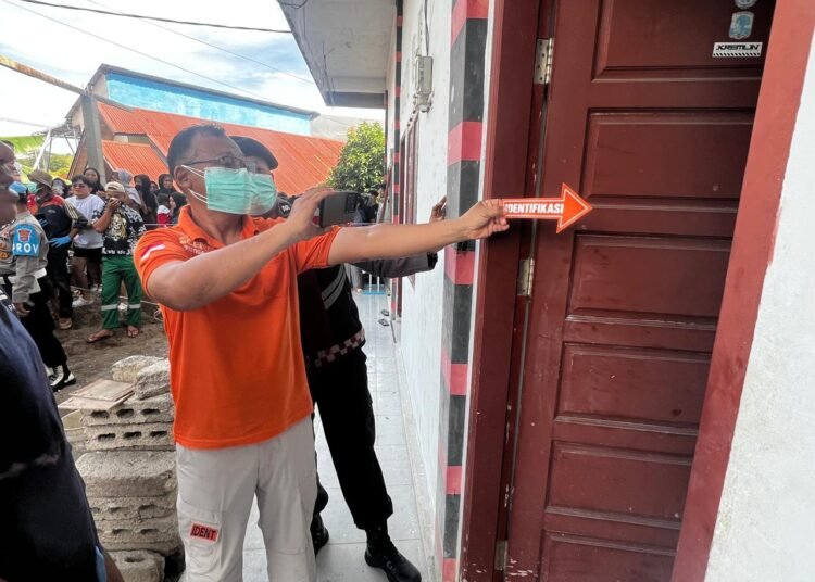 Polisi melakukan olah tempat kejadian di kamar kos mahasiswa yang gantung diri di kawasan Jawa Gadut, Kelurahan Limau Manis, Kecamatan Pauh, Kota Padang, Sabtu (11/4/2026). Foto: Polsek Pauh