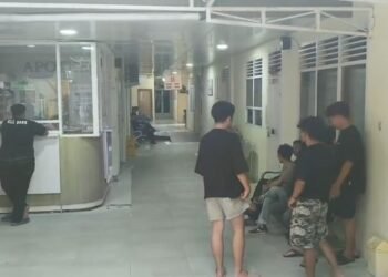 Tiba di RS Bhayangkara Padang, Ayah dan Abang Mahasiswa yang Gantung Diri Menangis