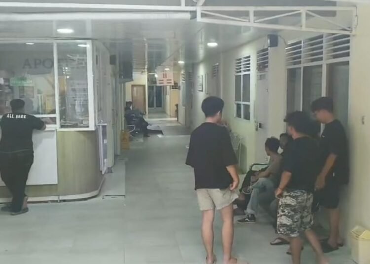 Ayah dan abang dari mahasiswa yang gantung diri tiba di Rumah Sakit Bhayangkara Padang pada Sabtu (11/4) sekitar pukul 17.15 WIB. Keduanya tak kuasa menahan air mata saat tiba di rumah sakit. Foto: Qadri Hayatul