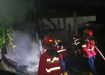 3 Gudang Peralatan Bangunan Terbakar di Padang, 4 Mobil dan 60 Pemadam Dikerahkan