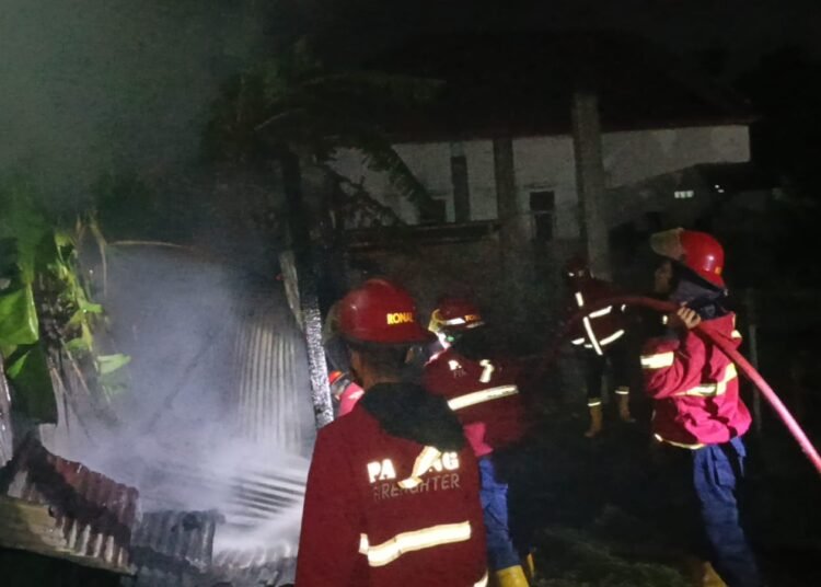 Tiga gudang penyimpanan peralatan bangunan terbakar di Jalan Teknologi X, RT 004/RW 001, Kelurahan Surau Gadang, Kecamatan Nanggalo, Kota Padang, Minggu (12/4/2026) dini hari.