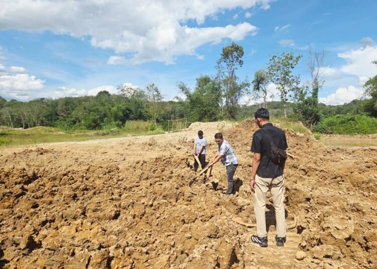 Polisi selidiki dua penambang emas tradisional inisial DK dan RF yang tewas tertimbun longsor di Jorong Lintas Harapan, Nagari Palangki, Kecamatan IV Nagari, Sijunjung, pada Kamis (9/4/2026) sore.