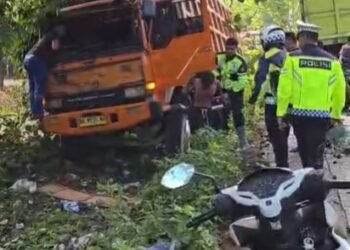 Diduga Rem Blong, Truk Batu Bara Terperosok di Jalan Lintas Padang–Solok