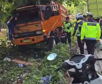 Satu unit truk bermuatan batu bara terperosok di tepi jalan lintas Padang–Solok, tepatnya di kawasan Panorama Dua, Sitinjau Lauik, Minggu (13/4).