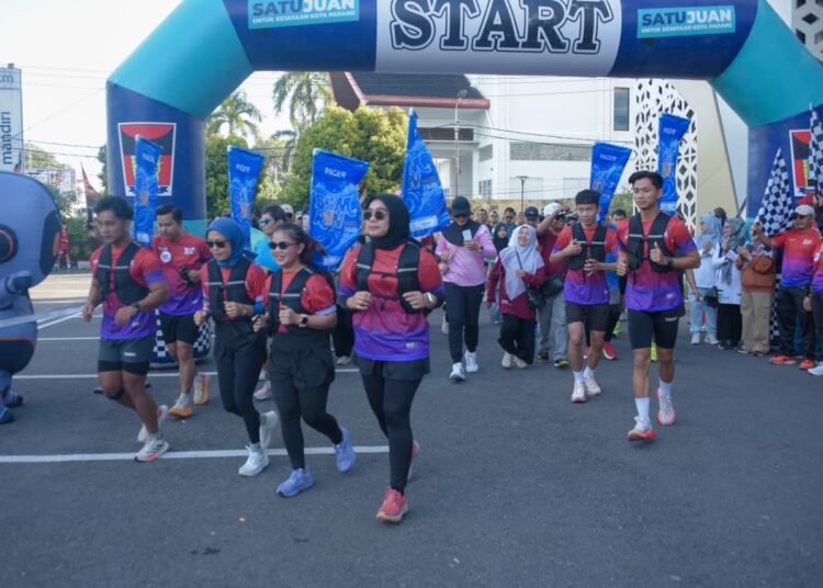 Wakil Wali Kota Padang, Maigus Nasir, secara resmi melepas peserta Grand Launching Blue Ocean Minang (BOM) Run 2026 di halaman Bagindo Aziz Chan Youth Center, Minggu (12/4/2026).
