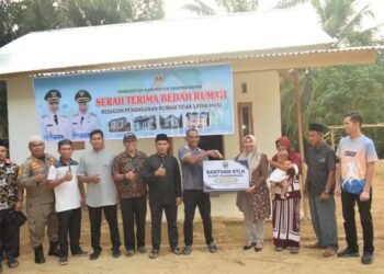 Pemkab Dharmasraya Salurkan Bantuan Bedah Rumah RTLH di Nagari Padukuan