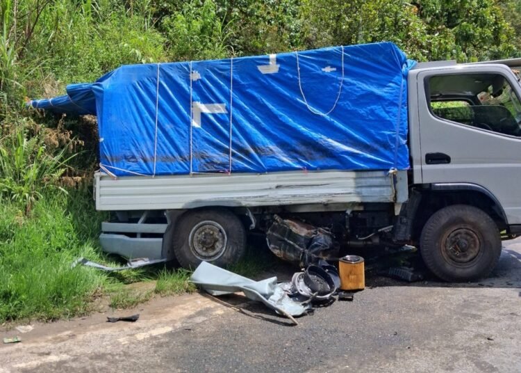 Kecelakaan beruntun terjadi di Jalan Raya Bukittinggi–Pasaman, tepatnya di kawasan Jorong Mudiak Palupuh, Nagari Koto Rantang, Kecamatan Palupuah, Kabupaten Agam, pada Senin (13/4) siang. Foto: Tangkapan layar media sosial