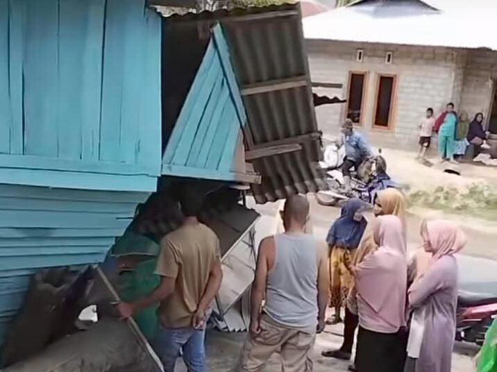Sebuah truk pengangkut eskavator diduga mengalami rem blong hingga menabrak rumah warga di kawasan Lubuk Sampir, Nagari Pakan Rabaa Utara, Kecamatan Koto Parik Gadang Diateh, Kabupaten Solok Selatan, Senin (13/4/2026) sekitar pukul 14.00 WIB.