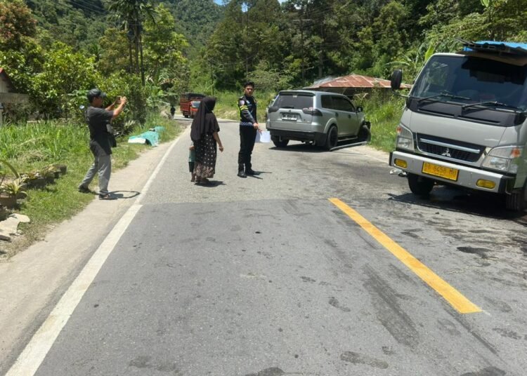 Kecelakaan beruntun melibatkan empat kendaraan terjadi di ruas jalan Bukittinggi–Pasaman, tepatnya di Jorong Mudiak Palupuh, Nagari Koto Rantang, Kecamatan Palupuh, Kabupaten Agam, Senin (13/4/2026) sekitar pukul 11.30 WIB.