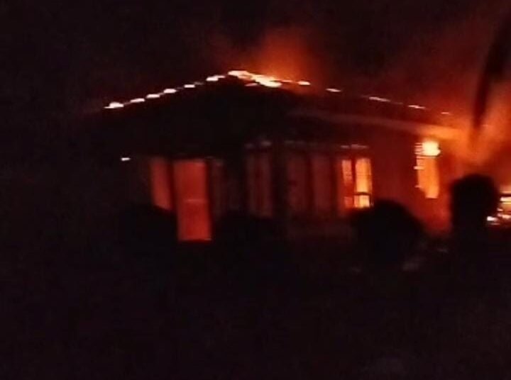 Satu unit rumah permanen di kawasan Pondok Lamo, Nagari Kubu Tapan, Kecamatan Ranah Ampek Hulu Tapan, Kabupaten Pesisir Selatan, terbakar pada Senin (13/4/2026) malam.