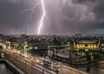 Waspada! Hujan Petir Berpotensi Guyur Sejumlah Wilayah di Padang Hari Ini