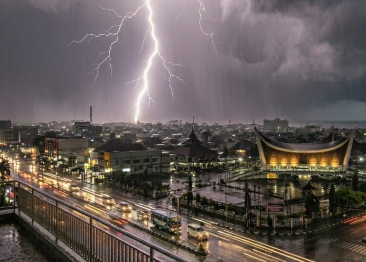 Ilustrasi hujan petir. Foto: ilustrasi AI