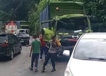 Video: Kecelakaan Beruntun Truk Batu Bara di Padang, Satu Sopir Kritis