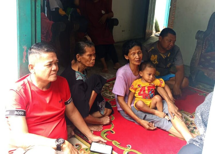 Seorang balita berusia 2 tahun di Kurao Pagang, Nanggalo, Kota Padang, nyaris tenggelam setelah terjatuh ke sungai. Berkat kesigapan warga, korban berhasil diselamatkan dalam kondisi selamat.