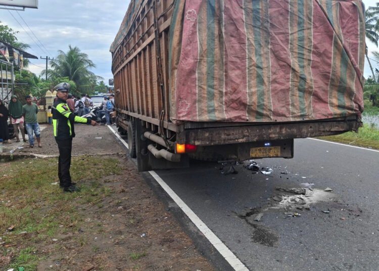 Kecelakaan lalu lintas di Padang Pariaman terjadi saat sepeda motor menabrak truk parkir di bahu jalan. Dua orang mengalami luka dan dilarikan ke RSUD M. Yamin Pariaman, Rabu (15/4).