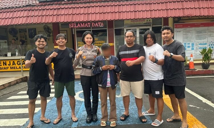 Polisi menangkap seorang ibu rumah tangga di rumahnya di Rawang Timur, Kelurahan Rawang, Kecamatan Padang Selatan, Padang, pada Selasa (14/4/2026) karena diduga mencuri ponsel. Foto: Polresta Padang