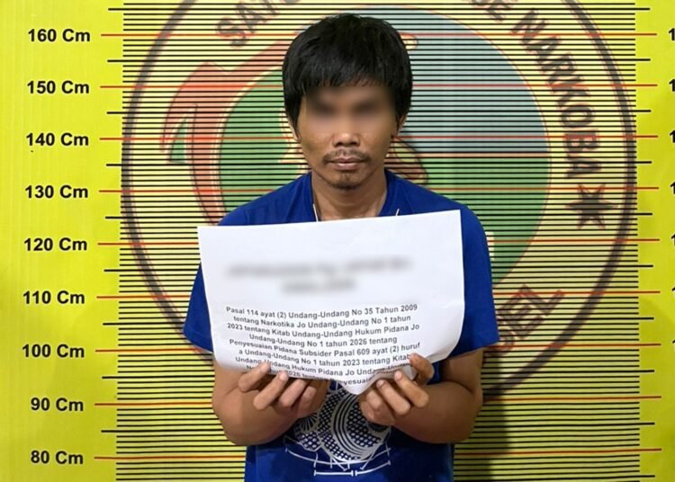 Polisi menangkap seorang pria di rumahnya di Kampung Bukit Tael, Nagari Kudo-Kudo Inderapura, Kecamatan Pancung Soal, Pesisir Selatan, pada Rabu (15/4/2026) siang karena diduga mengedarkan sabu-sabu. Foto: Polres Pesisir Selatan