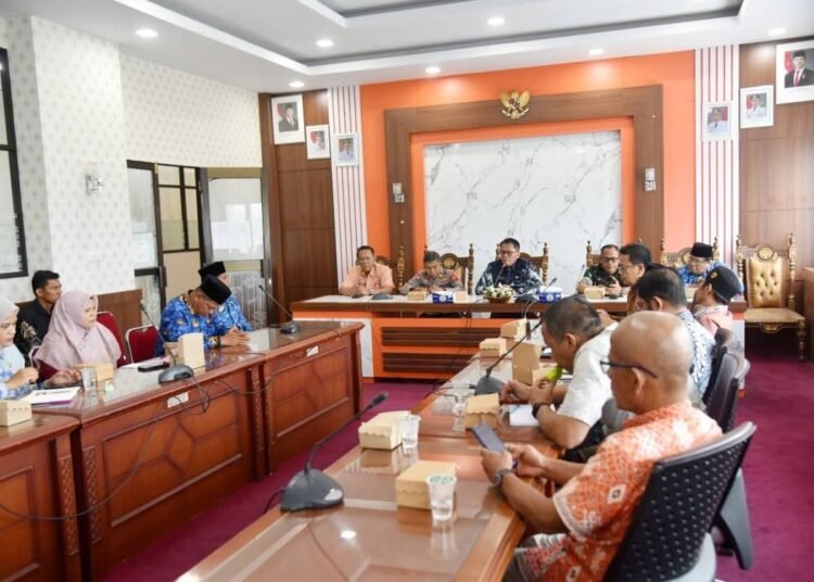 Pemerintah Kota Pariaman mematangkan persiapan pelaksanaan takbiran dan Salat Idul Adha 1447 Hijriah melalui rapat yang digelar di ruang rapat Wali Kota, Balai Kota Pariaman, Rabu (16/4).
