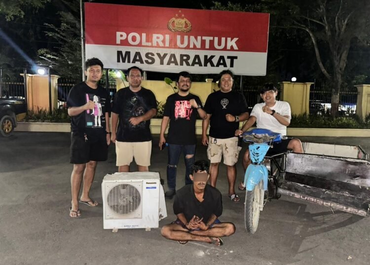 Polisi menangkap seorang pria di rumah orang tuanya di Kelurahan Gunung Pangilun, Kecamatan Padang Utara, Kota Padang, pada Rabu (15/4/2026) atas dugaan mencuri peralatan pengatur suhu ruangan (AC). Foto: Polresta Padang