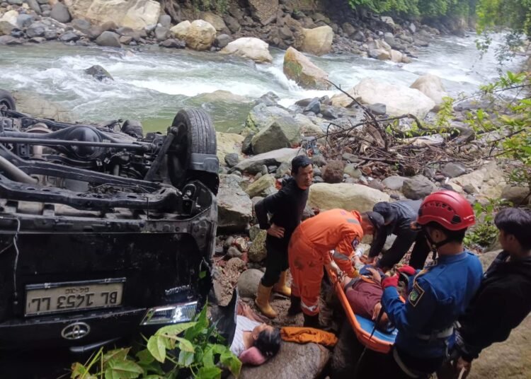Tim SAR gabungan mengevakuasi korban dari mobil yang masuk jurang di di kawasan Lembah Anai, Kecamatan Batang Anai, Padang Pariaman, Jalan Padang—Bukittinggi, pada Jumat (17/4/2026) pagi. Foto: Damkar Padang Panjang