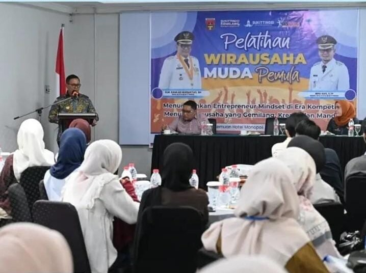 Pemerintah Kota Bukittinggi menggelar pelatihan wirausaha bagi pemuda pemula sebagai bagian dari upaya mendorong lahirnya pelaku usaha baru di Monopoli Hotel, Kamis (16/4/2026). 