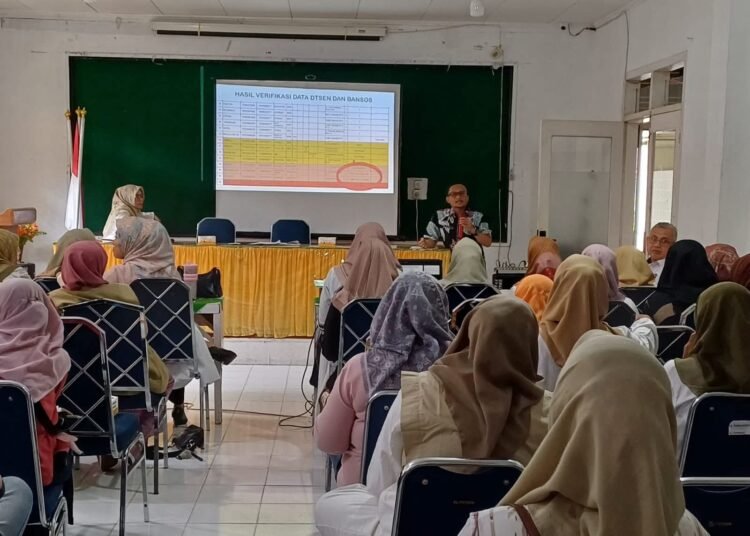 Pemerintah Kota (Pemko) Padang Panjang menggelar rapat pengelolaan pemutakhiran Data Tunggal Sosial Ekonomi Nasional (DTSEN) 2026 sekaligus evaluasi pemasangan stiker keluarga miskin, Kamis (15/4).