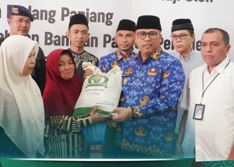 Wali Kota (Wako) Padang Panjang, Hendri Arnis, menyerahkan bantuan paket sembako kepada 34 kepala keluarga (KK) yang terdampak bencana, Jumat (17/4/2026).