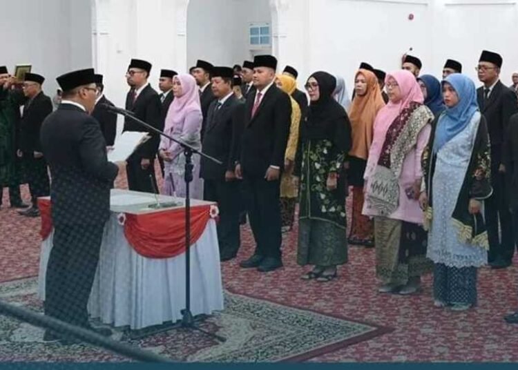 Wali Kota (Wako) Bukittinggi, Ramlan Nurmatias, melantik 31 pejabat administrator dan 21 pengawas di Balairung rumah dinas Wako, Kamis (16/4).