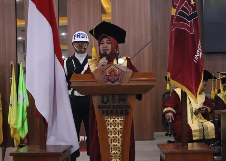 Universitas Islam Negeri (UIN) Imam Bonjol Padang menggelar pelaksanaan wisuda hari pertama pada Sabtu (18/4/2026) di Gedung J, Kampus III UIN Imam Bonjol Padang, kawasan Sungai Bangek, Kelurahan Balai Gadang, Kecamatan Koto Tangah, Kota Padang. Kegiatan ini merupakan bagian dari rangkaian wisuda ke-95 yang diikuti total 1.001 lulusan.