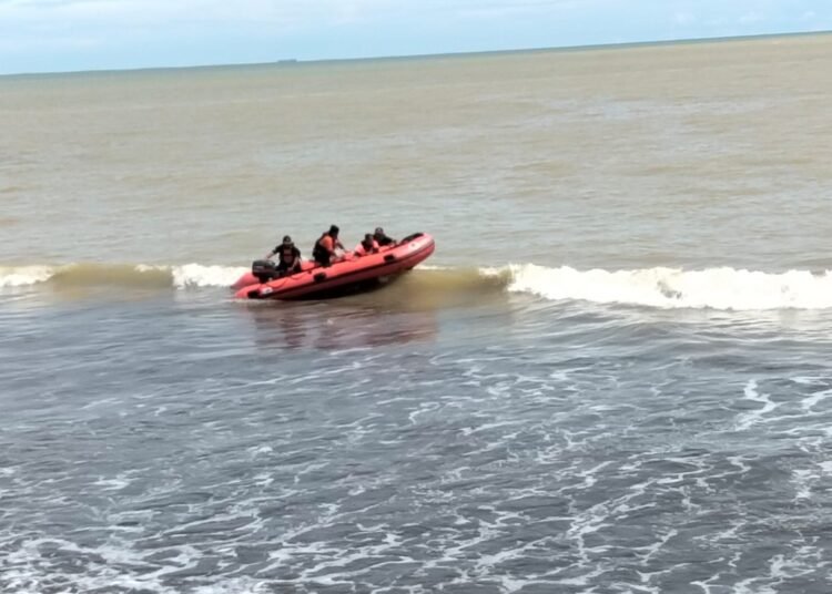 BPBD Padang mencari dua siswa SD yang hilang karena tenggelam di laut belakang kampus Universitas Bung Hatta, Kelurahan Ulak Karang, Kecamatan Padang Utara, Kota Padang, pada Sabtu (18/4/2026) siang. Foto: BPBD Padang