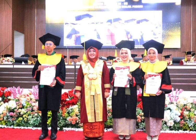 Tiga wisudawan Universitas Islam Negeri (UIN) Imam Bonjol Padang menjadi penerima beasiswa program magister pada pascasarjana di peruguruan tinggi itu dalam pelaksanaan hari pertama wisuda ke-95 pada Sabtu (18/4/2026). Foto: Qadri Hayatul/Kabarminang.com