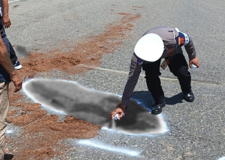 Polisi melakukan olah tempat kejadian perkara kecelakaan di Jalan Umum Padang–Bukittinggi, tepatnya di kawasan Pasar Grosir Kasang, Kecamatan Batang Anai, Padang Pariaman, pada Sabtu (18/4/2026) siang. Foto: Polres Padang Pariaman